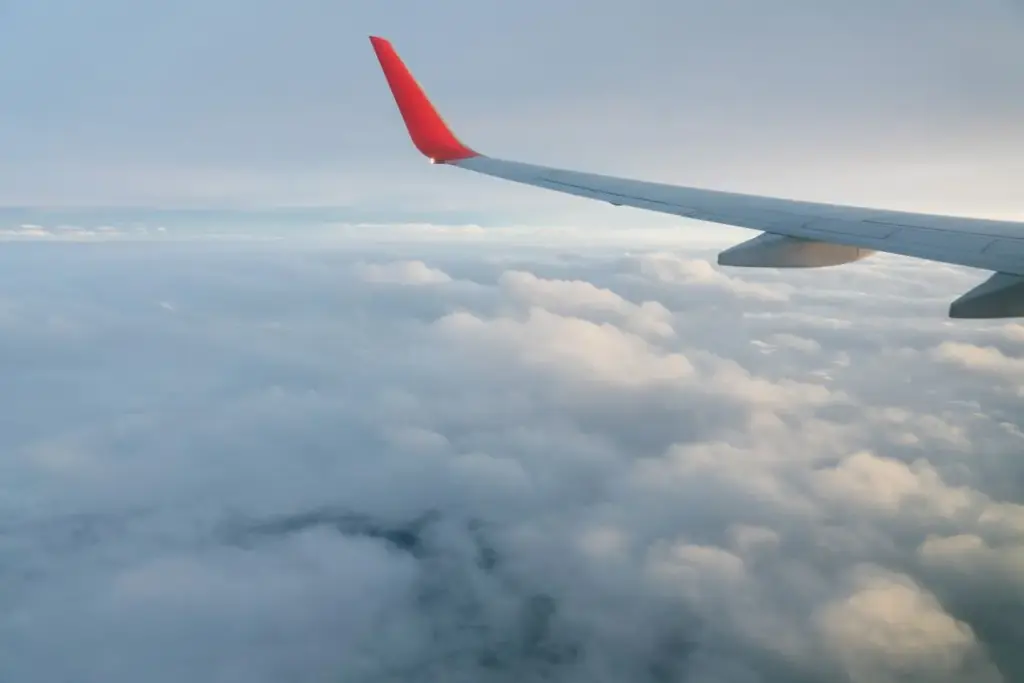 Vista de la ala de avión sobrevolando el cielo